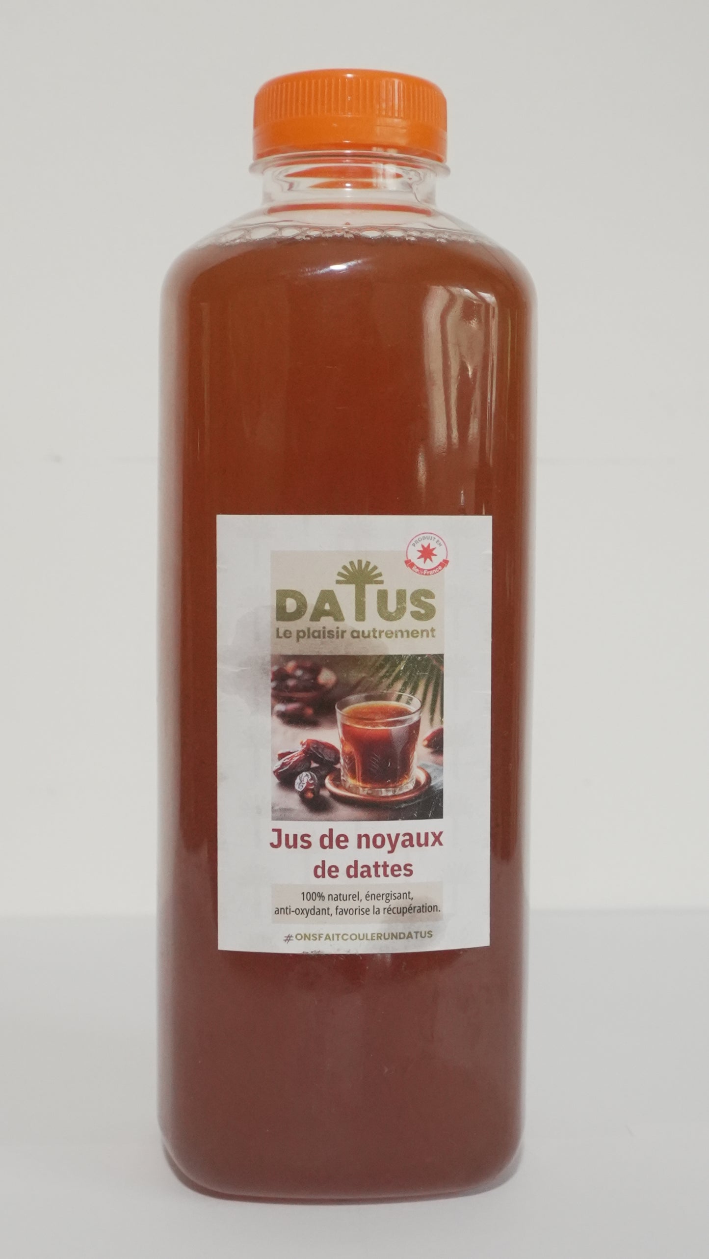 Format 1L DATUS, la boisson énergisante naturelle par excellence. Élaborée à partir de noyaux de dattes, cette boisson naturelle est sans additif et riche en glucides complexes pour une vitalité durable. Une alternative saine aux boissons énergisantes classiques, idéale pour l'endurance et l'antifatigue sans caféine ni stimulants artificiels.
