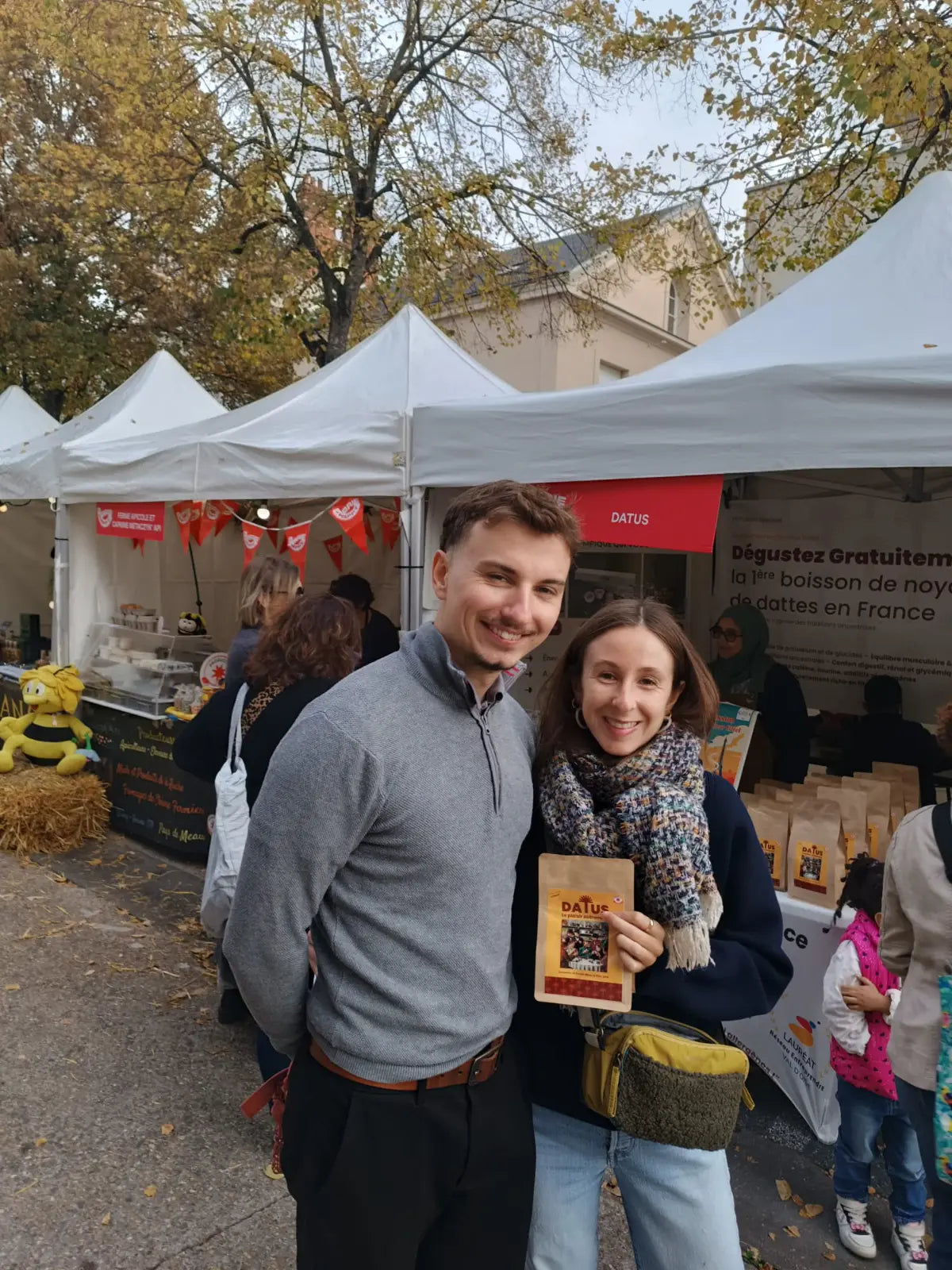 Client tenant un pack DATUS, le meilleur substitut de café sans caféine lors d'une dégustation.