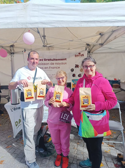 Famille tenant des sachets DATUS, boisson sans théine ni caféine adaptée à tous