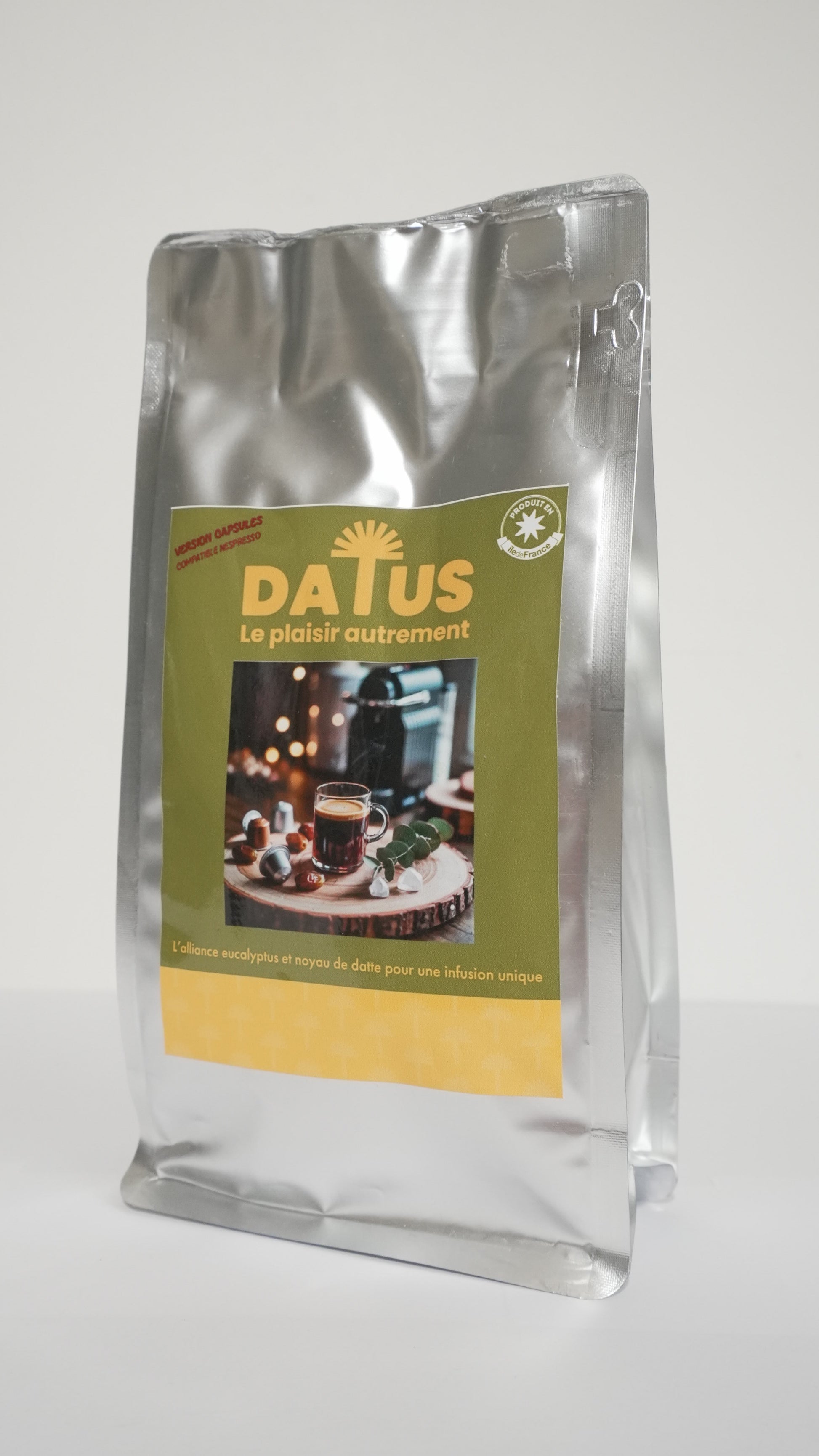 Pack de capsules DATUS Eucalyptus compatibles Nespresso. Cette alternative au café sans caféine combine les noyaux de dattes et les bienfaits de l'eucalyptus pour dégager les voies respiratoires. Idéal pour une sensation d'inhalation eucalyptus tonifiante, ce rituel bien-être offre la fraîcheur de l'eucalyptus radiata tout en restant un substitut naturel et sain.