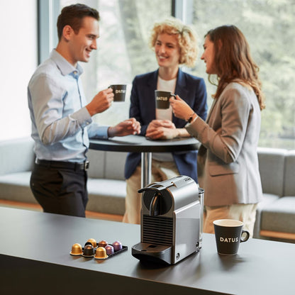 DATUS Capsules : l'alternative saine au café pour le bureau. Des professionnels profitent d'une pause productive et sans caféine, garantissant concentration et bien-être au travail.