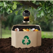 Capsules DATUS en train de se décomposer dans un composteur domestique (Home Compost). Un engagement fort pour l'écologie : nos capsules sont 100% biodégradables, sans aluminium.