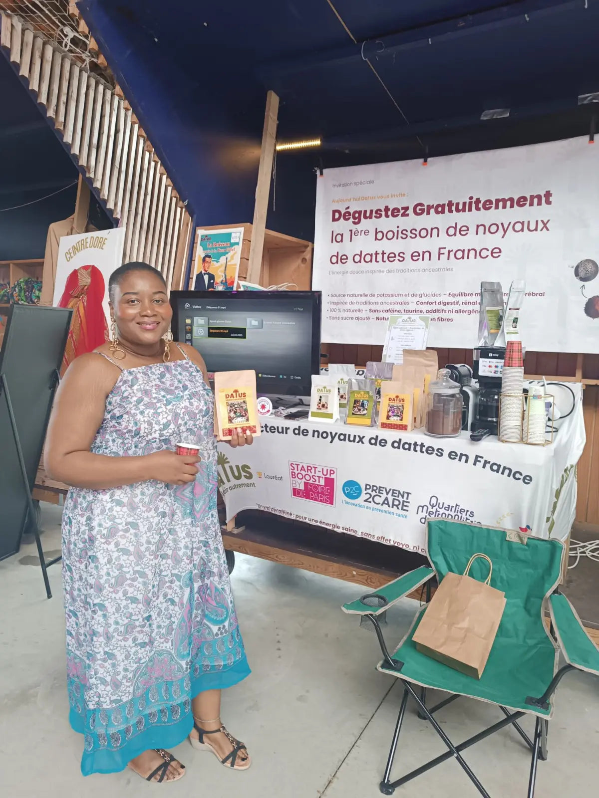 Client tenant son pack DATUS prêt pour une dégustation de l'alternative au café.