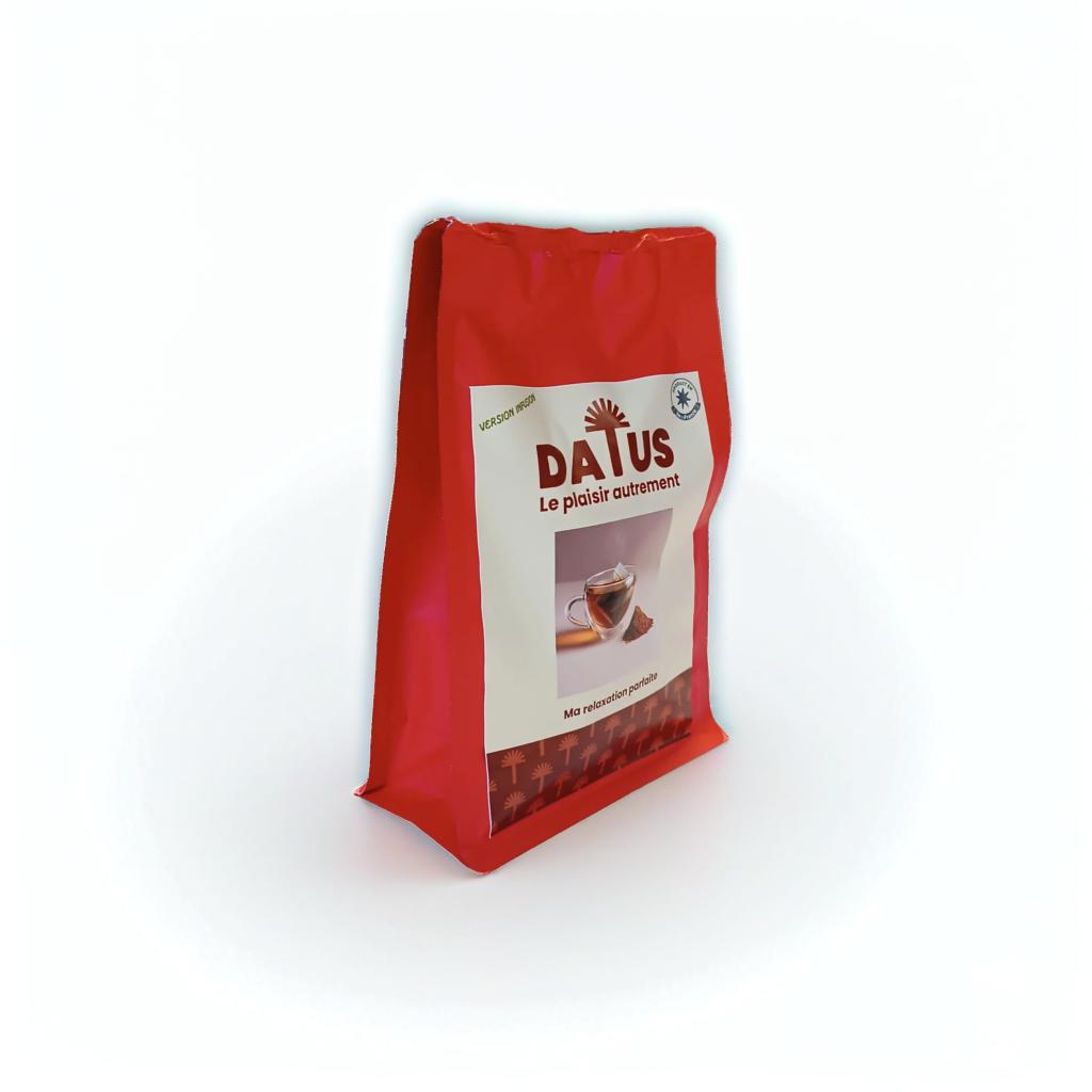 Profil droit du sachet DATUS, illustrant l'engagement éco-responsable et l'histoire de la torréfaction artisanale des noyaux de dattes