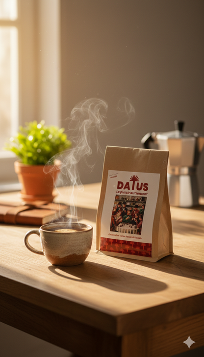 Rituel du matin avec le pack DATUS Moulu posé sur une table en bois ensoleillée. Une tasse de boisson aux noyaux de dattes fumante évoquant un café riche et onctueux, pour une énergie stable sans caféine dès le réveil.